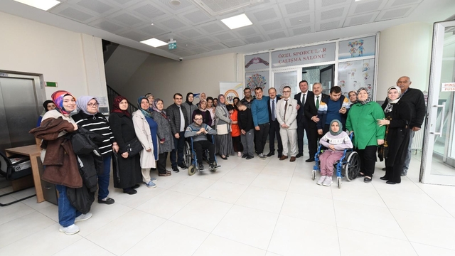 Kastamonu Valisi Dallı Özel Bireyler ve Aileleri Dayanışma Derneği'ni ziyaret etti