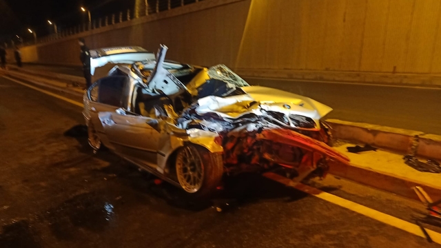 Kastamonu'da kamyona çarpan otomobildeki 3 kişi yaralandı