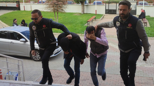 Otomobilden 10 milyon TL değerinde uyuşturucu çıktı; 2 kişi tutuklandı