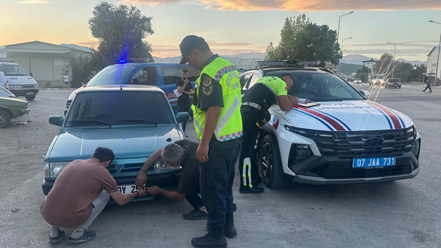 Tamire getirilen otomobilin plakasını kendi aracına takarak drift yaptı