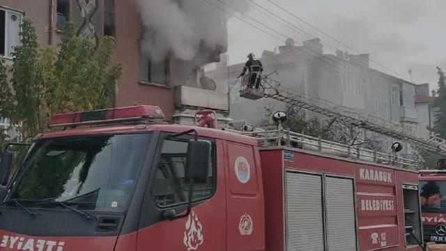 Evde elektrikli battaniyeden çıkan yangında yaralandı