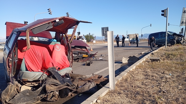 Hafif ticari araçla çarpışan otomobil ikiye bölündü: 2'si ağır, 4 yaralı