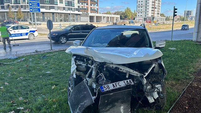 Sivas'ta tır ile çarpışan cipteki 2 kişi yaralandı