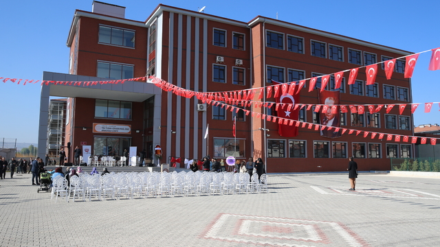 Eskişehir'de yapımı tamamlanan TEV Tuna-Orhan Nail İzgi Anadolu Lisesi törenle açıldı