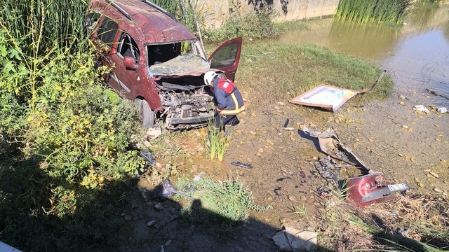 Mersin'de dereye düşen otomobilin sürücü yaralandı