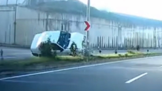 Otomobilin elektrik direğine çarptığı kaza kamerada