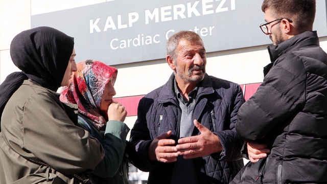 Ahmet Efe, yan bakma tartışmasında boğazından bıçaklandı