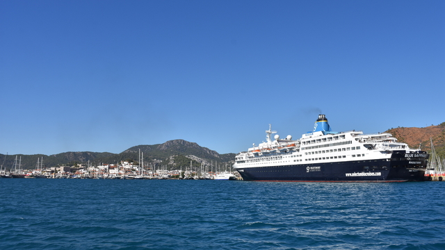 Yolcu gemisi "Blue Sapphire" tur hazırlığı için Marmaris'te