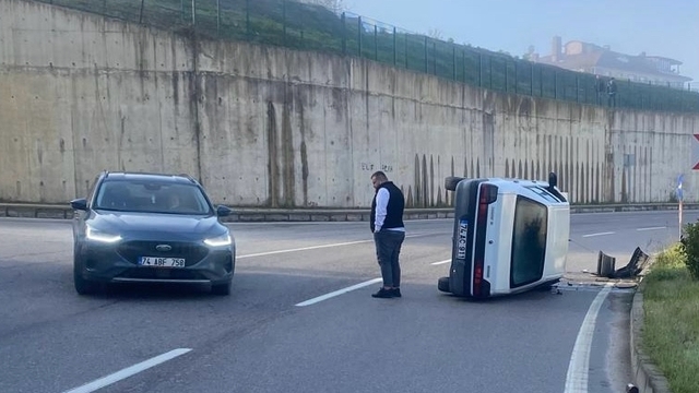Bartın'da elektrik direğine çarpan otomobilin sürücüsü yaralandı