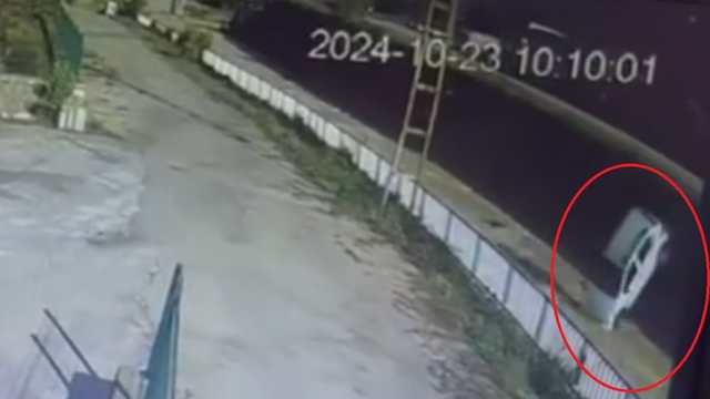 Otomobilin dereye uçtuğu kaza kamerada; 2 yaralı