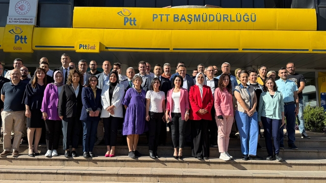 Antalya'da PTT 184. müşterisine pul kataloğu hediye etti
