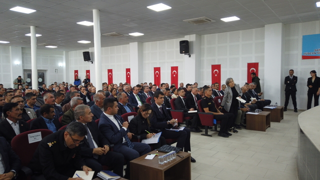 Adana Valisi Yavuz Selim Köşger muhtarlarla bir araya geldi