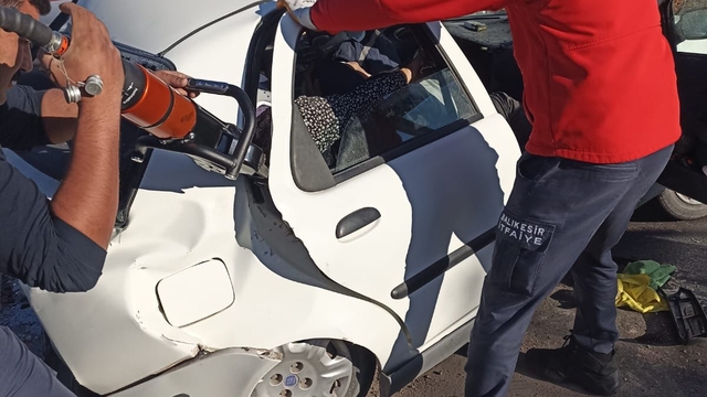 Manisa'da iki otomobilin çarpışması sonucu 1 kişi öldü 3 kişi yaralandı
