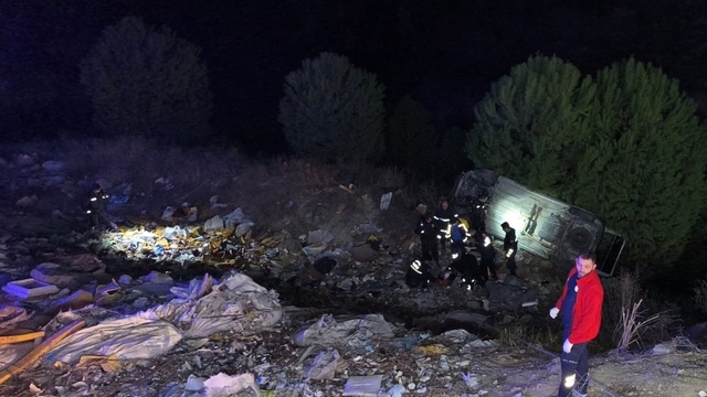 Adana'da şarampole devrilen otomobilin sürücüsü yaralandı