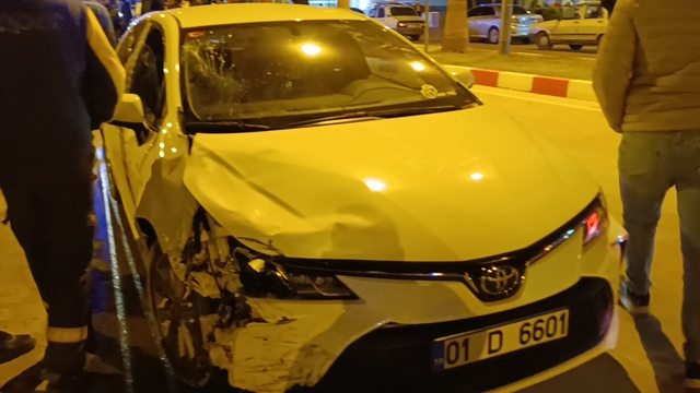 Adana'da otomobille çarpışan motosikletteki 2 kişi ağır yaralandı