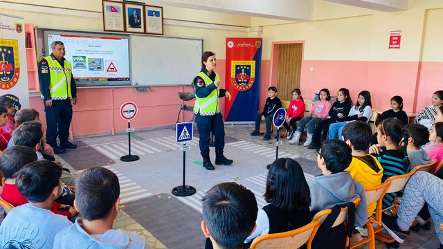 Kayseri'de jandarma 246 öğrenciye trafik eğitimi verdi