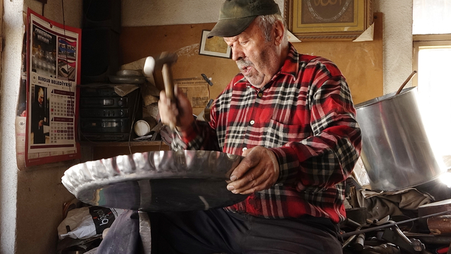 67 yıllık bakırcı, günde 10 saat çalışıp, binlerce çekiç sallıyor