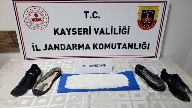 Ayakkabı tabanına gizlediği uyuşturucuyla yakalandı