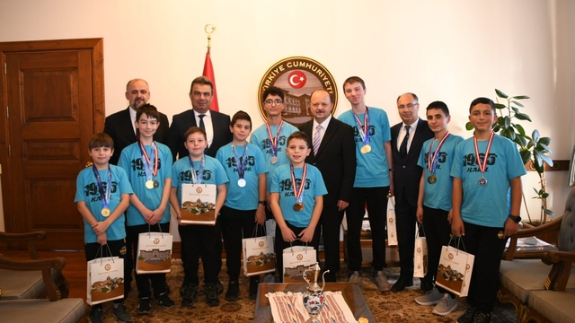 "16. Uluslararası MEB Robot Yarışması"nda dereceye giren öğrenciler Vali Dallı'yı ziyaret etti