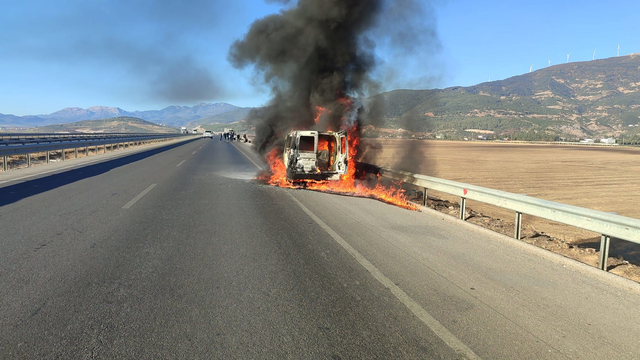 Gaziantep'te, seyir halindeyken alev alan araç yandı