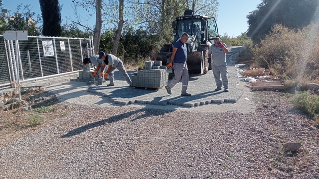Kemer'de yol ve kaldırım çalışmaları devam ediyor
