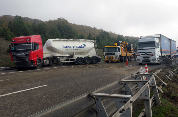 Bariyerleri aşıp karşı yöne geçen tanker, otomobille çarpıştı: 2 yaralı