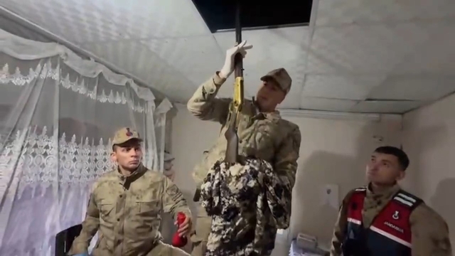 Kaçak silahlar asma tavandan çıktı