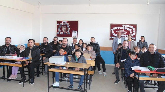 Bulanık'ta ihtiyaç sahibi öğrencilere ayakkabı ve mont yardımı