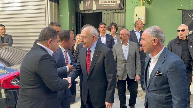 Kemal Kılıçdaroğlu, Sinan Ateş'in annesini evinde ziyaret etti