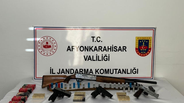 Afyonkarahisar'da evlerinde ruhsatsız silah bulunduran 4 şüpheliye adli işlem