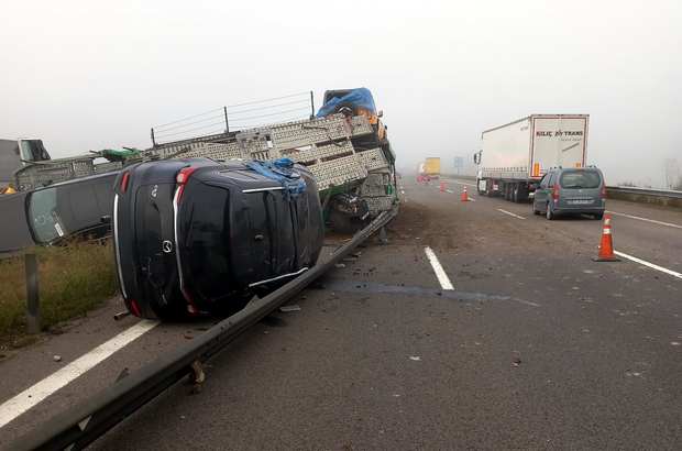 Devrilen TIR’daki sıfır kilometre cipler hasar gördü