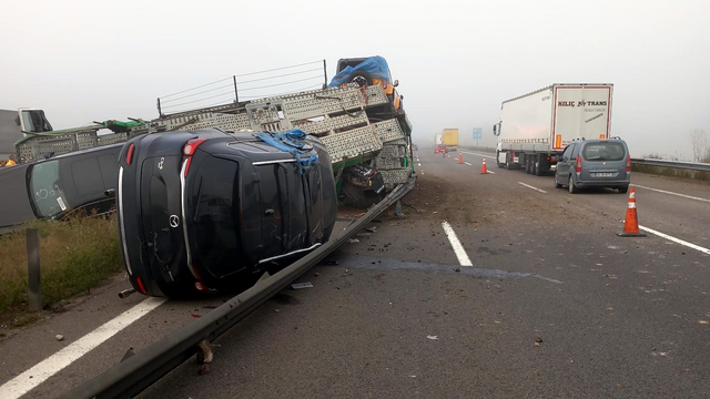 Devrilen TIR'daki sıfır kilometre cipler hasar gördü