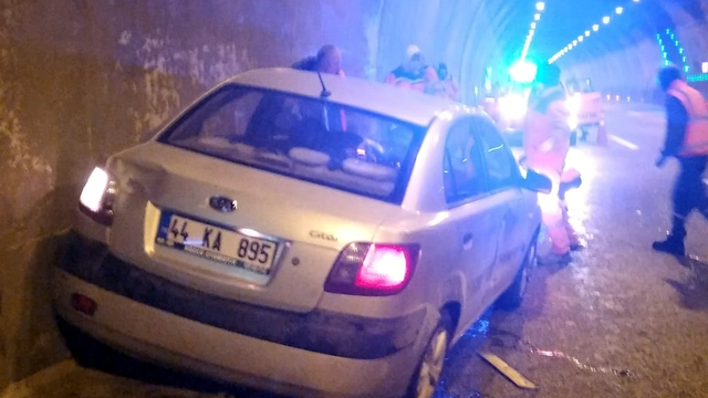 Tünelde otomobilin çarptığı 2 işçi yaralandı