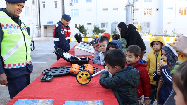 Burdur İl Jandarma Komutanlığı minik misafirlerini ağırladı