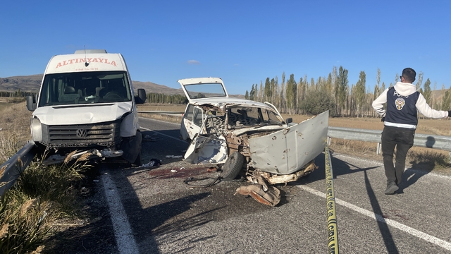 Minibüs ile otomobil çarpıştı: 1 ölü, 3 yaralı
