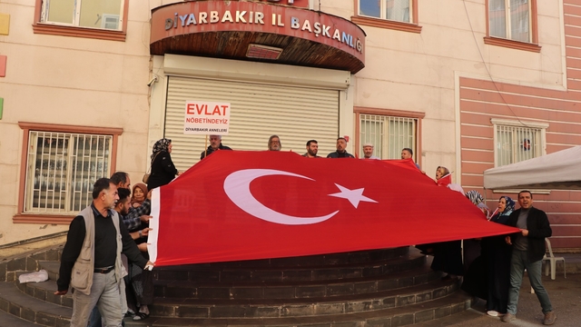 Evlat nöbetindeki aileler, Ankara'daki terör saldırısını lanetledi