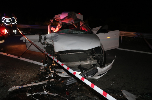 Otoyolda TIR'a çarpan otomobildeki 2 kişi öldü