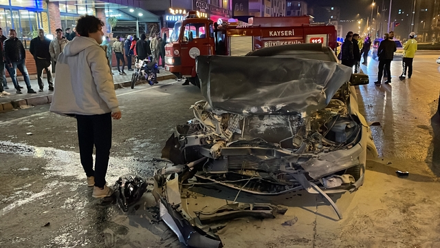 Kayseri'de 3 araca çarpan otomobil yandı, kazada 4 kişi yaralandı
