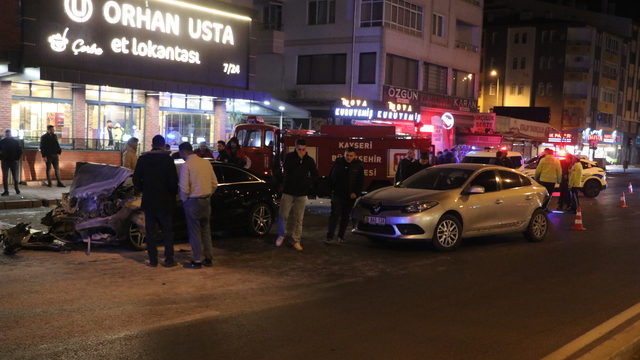 Kayseri'de 3 araca çarpan otomobil yandı: 4 yaralı