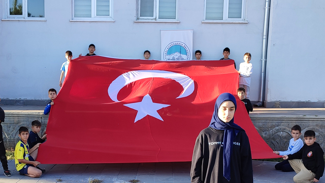 Sarıoğlan'da öğrenciler TUSAŞ şehitlerini