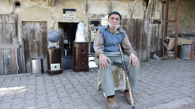 'Sobacı dede', 61 yıllık mesleğini, 100 yıllık dükkanda tek başına sürdürüyor
