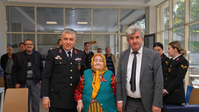 Kastamonu'da jandarma personeli huzurevi sakinleriyle bir araya geldi