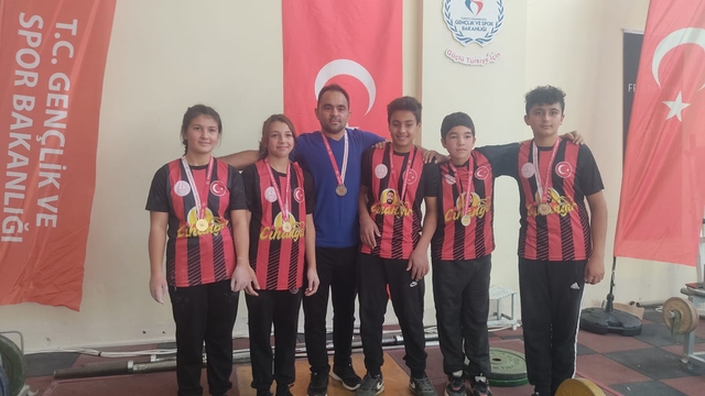 Saimbeyli'de ilk ve ortaokul öğrencilerinin başarısı