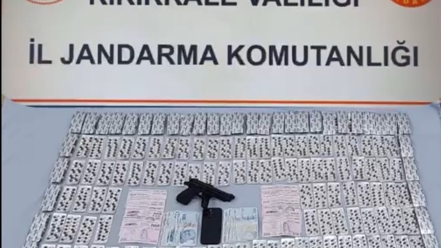 Uygulamaya takılan uyuşturucu satıcısının evinde 3 bin 622 hap bulundu