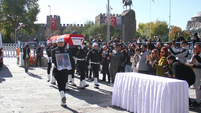 Eski Bakan Sabahattin Çakmakoğlu'nun cenazesi memleketi Kayseri'de defnedildi