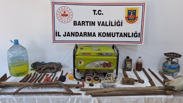 Bartın'da kaçak kazı yapan 2 kişi suçüstü yakalandı