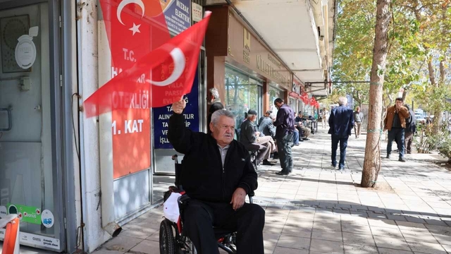 Hacılar Belediyesi Cumhuriyet Bayramı öncesi ilçeyi Türk bayraklarıyla donattı