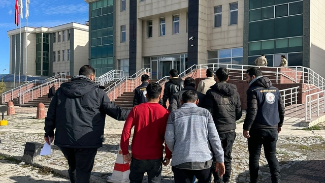 Kars'ta Afganistan uyruklu 6 düzensiz göçmen sahte pasaportla yakalandı