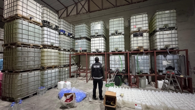 Antalya'da kaçak içki operasyonunda 14 şüpheli yakalandı