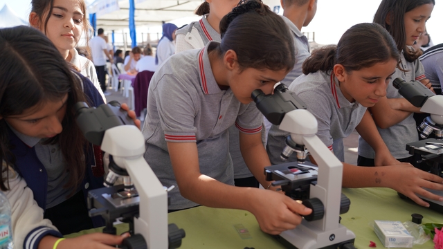 Mersin'de öğrenciler Bilim Şenliği'nde bir araya geldi